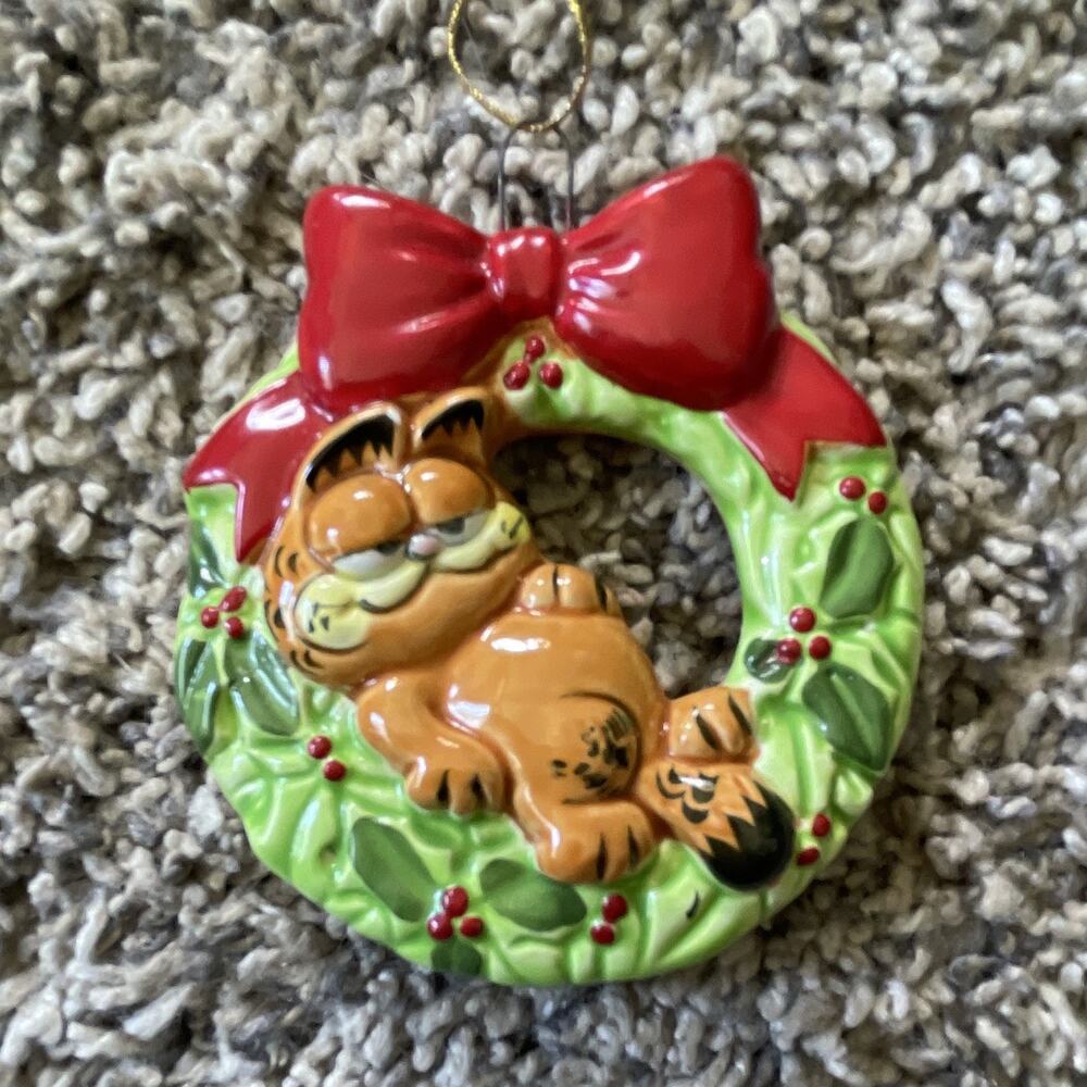 VTG 1981 Garfield Ornament Lounging Inside Holly-Covered Wreath W A Red Bow